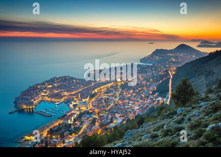 Dubrovnik, Croatie. Belle romantique vieille ville de Dubrovnik pendant le coucher du soleil. Banque D'Images