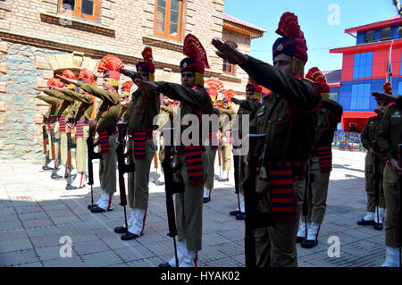 Srinagar, Inde. 06Th avr, 2017. S P Vaid, directeur général de la police payer hommages près du cercueil contenant le corps d'un policier Shams-u-Din de Bandipora gurez au cours de sa cérémonie de dépôt de gerbes à lignes de police de Srinagar au Cachemire sous contrôle indien. Un policier du Jammu Cachemire a été tué et 11 autres blessés lorsqu'une grenade militants parti commun des forces dans la région de Nowhatta vieille ville de Srinagar. Credit : Zahid Hussain Bhat/Pacific Press/Alamy Live News Banque D'Images