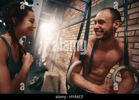 Courte pause au cours de l'exercice sur les anneaux de gymnastique Banque D'Images