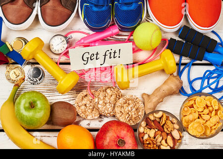 Les chaussures de sport, les fruits et les haltères. Banque D'Images