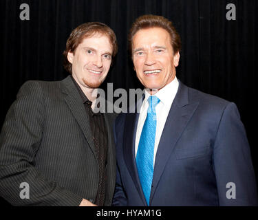 SACREMENTO, CALIFORNIE : Schwarzeneggar superfan Randy Jennings pose à côté d'Arnie 2012. Le numéro un mondial de Arnie superfan est musclés qui fête son 67e anniversaire du héros en révélant son Schwarzenegger de culte pour la première fois. À partir de la tendance à son soigneusement USD80K (£45K) collection de souvenirs, Arnold Schwarzenegger, à passer des heures à la gestion de 90 000 nouveaux abonnés par mois à son armée de Arnie's fansite - un superfan a la mission de sa vie à la Total Recall de son idole. Depuis qu'il n'avait que onze ans et j'ai vu le légendaire film d'Arnie, Conan le Barbari Banque D'Images