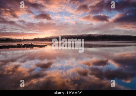 Lac WIMBLEBALL, Somerset, UK : le coucher du soleil est parfaitement reflétée dans les eaux calmes du lac. La Grande-Bretagne se reflète dans des lacs aux couleurs de l'automne par un directeur des ventes n'ont jamais été aussi spectaculaire. Du lever de soleil sur le lac dans le Wiltshire Stourhead Gardens au crépuscule sur le lac Wimbleball dans Exmoor, Somerset ces photos montre juste comment beau le dernier souffle d'automne - sunshine est signalé avant l'arrivée des pluies. Sales Manager Bob petit (45) de Stogursey, Somerset passe son temps libre à voyager jusqu'à 200 miles de la maison pour capturer l'Angleterre et au Pays de Galles, à sa très bes Banque D'Images