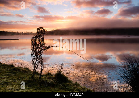 Lac WIMBLEBALL, Somerset, UK : une sculpture d'un pêcheur à la mouche se tient devant le coucher du soleil, ce qui est parfaitement reflétée dans les eaux calmes du lac. La Grande-Bretagne se reflète dans des lacs aux couleurs de l'automne par un directeur des ventes n'ont jamais été aussi spectaculaire. Du lever de soleil sur le lac dans le Wiltshire Stourhead Gardens au crépuscule sur le lac Wimbleball dans Exmoor, Somerset ces photos montre juste comment beau le dernier souffle d'automne - sunshine est signalé avant l'arrivée des pluies. Sales Manager Bob petit (45) de Stogursey, Somerset passe son temps libre à voyager jusqu'à 200 Banque D'Images