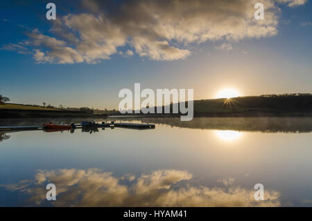 Lac WIMBLEBALL, Somerset, UK : le coucher du soleil est parfaitement reflétée dans les eaux calmes du lac. La Grande-Bretagne se reflète dans des lacs aux couleurs de l'automne par un directeur des ventes n'ont jamais été aussi spectaculaire. Du lever de soleil sur le lac dans le Wiltshire Stourhead Gardens au crépuscule sur le lac Wimbleball dans Exmoor, Somerset ces photos montre juste comment beau le dernier souffle d'automne - sunshine est signalé avant l'arrivée des pluies. Sales Manager Bob petit (45) de Stogursey, Somerset passe son temps libre à voyager jusqu'à 200 miles de la maison pour capturer l'Angleterre et au Pays de Galles, à sa très bes Banque D'Images