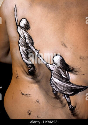 SANTIAGO, CHILI : des illusions d'optique de la femme se déchirer dans la moitié ont été créés à l'aide d'un habile artiste bodypainting compétences. Les images montrent une femme d'être déchiré en deux, un autre déchiré tout droit en bas du milieu, tandis que d'autres images montrent une femme s'échappant de son propre corps, ainsi que des scènes à l'intérieur du corps dégageaient en réalité. Instance pionnière artiste Jeampiere Dinamarca Poque (29) a surmonté les difficultés et la pauvreté extrême dans son pays natal, le Chili à suivre son rêve de devenir un artiste. Il décrit l'objectif de cette série de travaux qu'il a créée à partir de son studio à Santiago de Banque D'Images