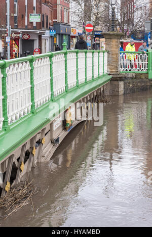 BRIDGEWATER, UK : SPRINGTIDE a presque inondé les rues de cette ville de marché britannique avec les eaux de la rover près d'exploser. Quand le Royaume-Uni a été martelé par la pluie au cours du week-end, des photos de le pont de fer dans le centre de la ville montrent la façon dont la rivière est proche de déborder dans les rues voisines. La ville rendue national news après de graves inondations en 2011 et en 2014, un barrage a été installé dans le cadre d'un £100 Plan de lutte contre les inondations et de protéger les maisons et les entreprises dans le Somerset Levels. Banque D'Images