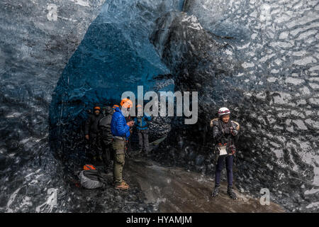 VATNAJOKULL, INCELAND : visiteurs britanniques brave crues éclair dans le but d'explorer ce que pourrait être le pays le plus clair comme réseau de grottes de glace. À partir de l'entrée entouré par des éclats de glace comme les dents, à l'immense labyrinthe de warren de congelé interconnectés chambers, il a de superbes grottes de glace autour de réseau s'est avéré un tel succès auprès des visiteurs britanniques, il accueille environ 200 d'entre nous chaque hiver. Photos de guide local Einar Runar Sigurosson à partir du côté sud de glacier de Vatnajokull en Islande faire connaître la gloire de l'une des plus impressionnantes merveilles naturelles. Banque D'Images