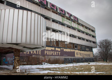 DETROIT, MICHIGAN : un vétéran de combat utilisé ses compétences de l'armée de pénétrer dans un hôpital, il décrépite a même été abandonné par les gangs locaux. Les images montrent comment cette années 60 qui était un célèbre hôpital communautaire est partiellement immergé dans l'eau glacée, Brown a portes criblée de trous de balle et est couvert de graffitis agressifs qui se lit "bang, bang", "Vous êtes le prochain" et "N'ouvrez pas mort à l'intérieur". Soldat de l'armée américaine devenu photographe Robert Johnson (40) ont bravé le criminel potentiellement infestés au sud-ouest de l'hôpital de Detroit à prendre les coups extraordinaires. Banque D'Images