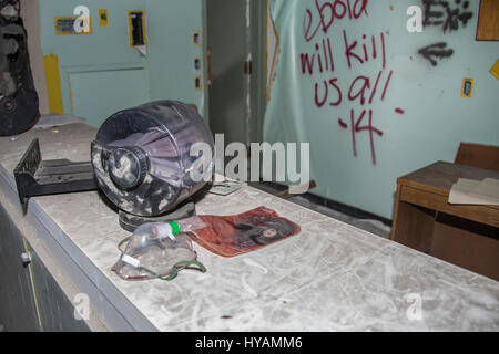 DETROIT, MICHIGAN : un vétéran de combat utilisé ses compétences de l'armée de pénétrer dans un hôpital, il décrépite a même été abandonné par les gangs locaux. Les images montrent comment cette années 60 qui était un célèbre hôpital communautaire est partiellement immergé dans l'eau glacée, Brown a portes criblée de trous de balle et est couvert de graffitis agressifs qui se lit "bang, bang", "Vous êtes le prochain" et "N'ouvrez pas mort à l'intérieur". Soldat de l'armée américaine devenu photographe Robert Johnson (40) ont bravé le criminel potentiellement infestés au sud-ouest de l'hôpital de Detroit à prendre les coups extraordinaires. Banque D'Images