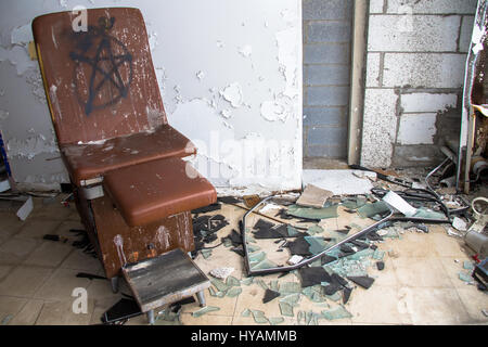 DETROIT, MICHIGAN : un vétéran de combat utilisé ses compétences de l'armée de pénétrer dans un hôpital, il décrépite a même été abandonné par les gangs locaux. Les images montrent comment cette années 60 qui était un célèbre hôpital communautaire est partiellement immergé dans l'eau glacée, Brown a portes criblée de trous de balle et est couvert de graffitis agressifs qui se lit "bang, bang", "Vous êtes le prochain" et "N'ouvrez pas mort à l'intérieur". Soldat de l'armée américaine devenu photographe Robert Johnson (40) ont bravé le criminel potentiellement infestés au sud-ouest de l'hôpital de Detroit à prendre les coups extraordinaires. Banque D'Images