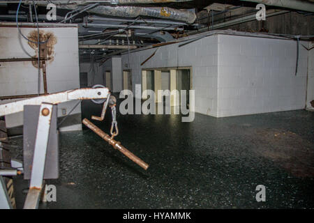 DETROIT, MICHIGAN : un vétéran de combat utilisé ses compétences de l'armée de pénétrer dans un hôpital, il décrépite a même été abandonné par les gangs locaux. Les images montrent comment cette années 60 qui était un célèbre hôpital communautaire est partiellement immergé dans l'eau glacée, Brown a portes criblée de trous de balle et est couvert de graffitis agressifs qui se lit "bang, bang", "Vous êtes le prochain" et "N'ouvrez pas mort à l'intérieur". Soldat de l'armée américaine devenu photographe Robert Johnson (40) ont bravé le criminel potentiellement infestés au sud-ouest de l'hôpital de Detroit à prendre les coups extraordinaires. Banque D'Images