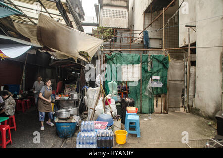 ALL ROUND EXCLUSIF >BANGKOK, THAÏLANDE : les vendeurs de décrochage du marché local à proximité d'où des milliers de poisson Tilapia ont envahi un centre commercial abandonné près de l'hotspot de Khao San Road. Les inspecteurs de sécurité sont appelés à la suite d'un centre commercial abandonné est devenu infesté de poissons. Nouveau Monde Mall à Bangkok, Thaïlande peut avoir été fermé depuis 1997, mais cela ne veut pas dire qu'il n'est pas ville grouillant de vie - d'un genre écailleuse. Depuis qu'elle a été incendiée en 1999, le centre commercial sans toit a commencé à inonder avec de l'eau de pluie. Les moustiques ont commencé à se reproduire sur le site pour les habitants du Sud et introduit le poisson tilapia rouge pour contrôler le Banque D'Images