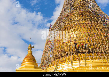 Rénovation de temple dans le Myanmar ( Birmanie ) après le séisme Banque D'Images