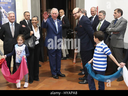 Le Prince de Galles est rencontré par le Directeur général de la fondation Arturo Galansino Strozzi, qu'il visite Palais Strozzi et dévoile une sculpture par Henry Moore à l'occasion du centenaire de l'Institut Britannique de Florence (Italie) et de rencontrer le personnel de l'Institut Britannique, le sixième jour de sa tournée européenne de 9 jours. Banque D'Images