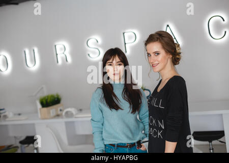 Kiev, Ukraine - 3 mars, 2017 : Modèle et maquilleuse coiffure tenir ensemble. Le processus de préparation de la mariée avant le mariage. Banque D'Images