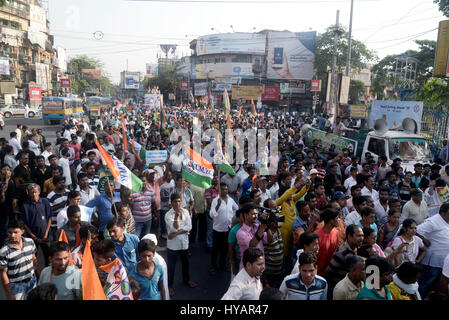 Kolkata, Inde. 06Th avr, 2017. South Kolkata Trinamool Congress Yuva Comision est titulaire d'un rassemblement pour protester contre le gouvernement de l'Union européenne ?s la privation économique et exigeant l'arrestation de B.J.P, congrès et C.P.I.(M) impliquant des dirigeants de Narada, Sarada et autres fonds chit escroquerie dans Kolkata. Credit : Saikat Paul/Pacific Press/Alamy Live News Banque D'Images