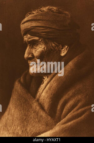 La photographie d'Edward S. Curtis de Geronimo, un éminent leader Apache, illustre la force et la résilience de la figure amérindienne. L'image représente Geronimo avec dignité et respect, symbolisant son rôle dans l'histoire américaine. Banque D'Images