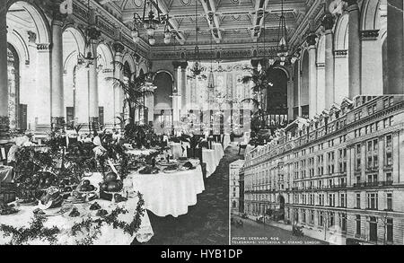 Northumberland Avenue est une rue importante de Londres, reliant Charing Cross au Thames Embankment. La rue est connue pour son importance historique et ses caractéristiques architecturales, avec plusieurs bâtiments et monuments remarquables le long de son chemin. Elle reste une artère importante dans le centre de Londres, contribuant au paysage culturel et historique de la ville. Banque D'Images