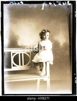 Baby Caton, 5 mai 1916 est une photographie capturant un moment poignant, probablement un portrait ou une scène de famille, prise au début du XXe siècle. L'image reflète les conventions esthétiques et sociales de l'époque dans la photographie de portrait. Banque D'Images