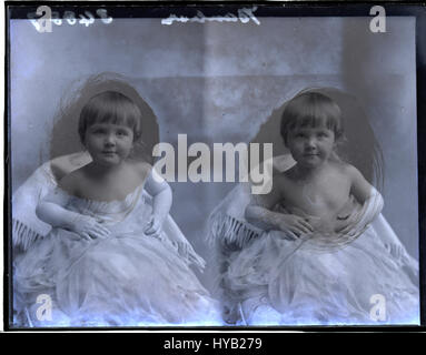 Le fichier « Baby Bamber » datant d’environ 1916 représente un portrait d’enfant du début du XXe siècle. Cette pièce capture un moment dans le temps, reflétant les paysages sociaux et culturels changeants de l’époque, mettant l’accent sur l’enfance et l’innocence. Banque D'Images