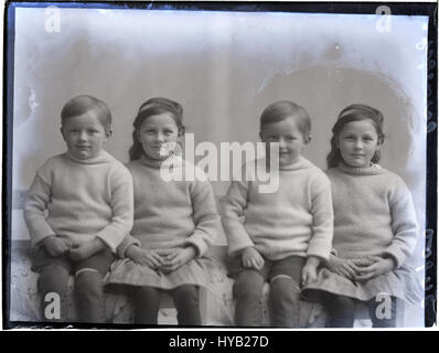 Photographie prise le 15 décembre 1916 des enfants Carnegie, reflétant probablement un moment de la vie familiale au début du XXe siècle. Banque D'Images