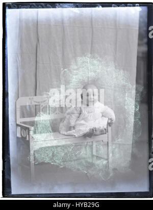 La photographie de Baby Chetwood prise le 6 mars 1917 capture un moment du portrait du début du XXe siècle, reflétant les techniques photographiques et les coutumes sociales de l’époque. Banque D'Images