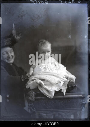 Cette image, intitulée « Baby guise » du 10 décembre 1908, fait probablement référence à une photographie ou une œuvre d'art du début du XXe siècle représentant un enfant. Le titre peut faire référence à un moment précis de l'histoire, capturé à cette date. Banque D'Images