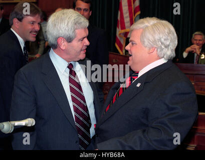 La Présidente de la Chambre américaine Newt Gingrich, gauche, rencontre le comédien Chris Farley qui emprunte l'Gingrich sur l'émission de télévision Saturday Night Live au cours d'une même sur la colline du Capitole, le 4 avril 1995 à Washington, DC. Banque D'Images