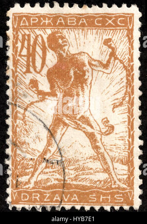 Ce titre fait probablement référence à un timbre-poste oblitéré de 1919 émis par le Royaume des Serbes, Croates et Slovènes (SHS), représentant des événements historiques de la période post-première Guerre mondiale. Banque D'Images