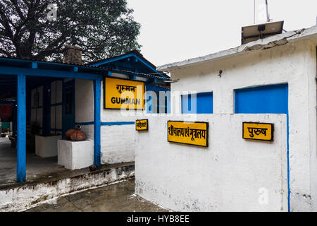 Station Gumman sur le tracé de l'Toy Train sur la Kalka Shimla, Inde du nord, chemin de fer Banque D'Images