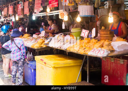 Les étals de marché sur Pak Khlong Talad marché, Bangkok, Thaïlande Banque D'Images