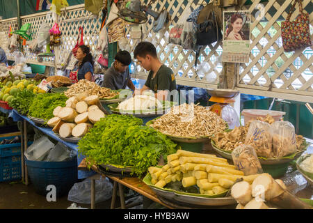 Les vendeurs et les clients sur le plus grand marché Bngkok humide à Khlong Toei, Thaïlande Banque D'Images