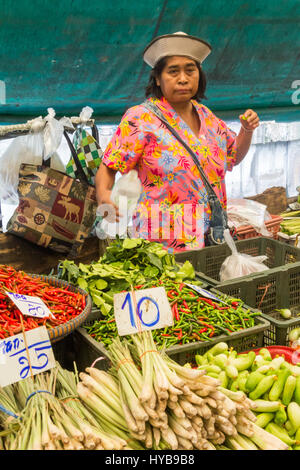 Les vendeurs et les clients sur le plus grand marché Bngkok humide à Khlong Toei, Thaïlande Banque D'Images