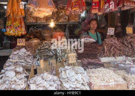 Les vendeurs et les clients sur le plus grand marché Bngkok humide à Khlong Toei, Thaïlande Banque D'Images