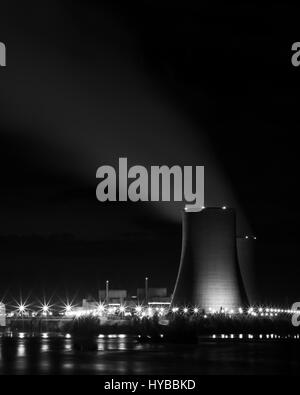 Le noir et blanc sur les tours de refroidissement de la centrale électrique de Golfesh français. Banque D'Images