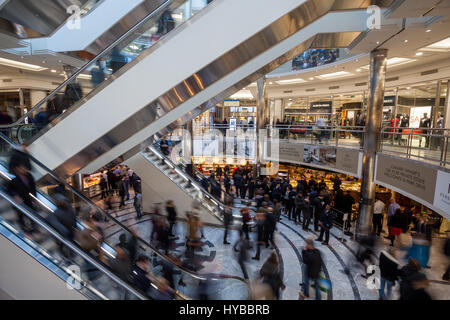 L'heure du lunch rush dans une aire à Canary Wharf, London, UK Banque D'Images