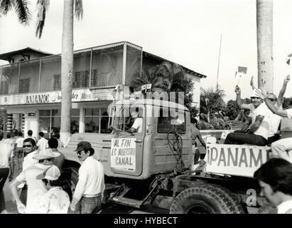 Les gens célébrant le transfert du canal de Panama, Panama 1979 Banque D'Images