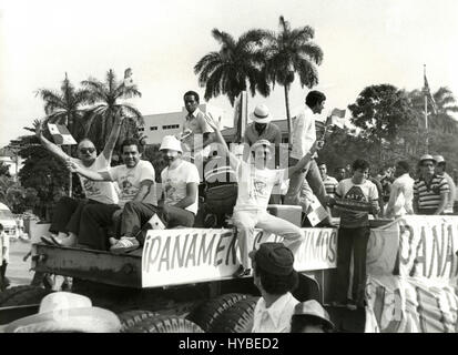 Les gens célébrant le transfert du canal de Panama, Panama 1979 Banque D'Images