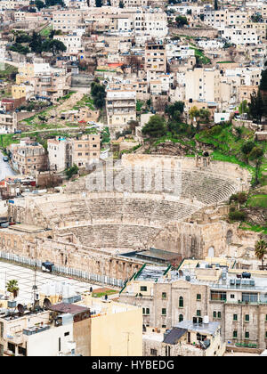 AMMAN, JORDANIE, 18 février 2012 : vue ci-dessus de l'ancien théâtre romain d'Amman la citadelle de la ville en hiver. L'Amphithéâtre Romain a été construit le peri Banque D'Images