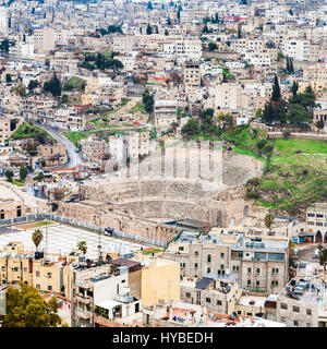 AMMAN, JORDANIE - février 18, 2012 : avis de l'ancien théâtre romain d'Amman City à partir de la citadelle en hiver. L'amphithéâtre a été construit la période romaine lor Banque D'Images