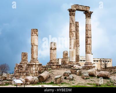 AMMAN, JORDANIE, 18 février 2012 : le Temple d'Hercule à La Citadelle d'Amman en hiver. Le Temple a été construit dans la période romaine 162-166 AD, lorsque la ville était k Banque D'Images