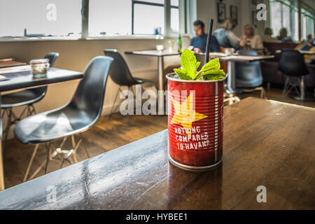 Un cocktail Havana Club dans une boîte sur une table Banque D'Images