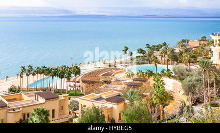 Mer Morte, Jordanie - février 19, 2012 : Kempinski Spa resort hotel Ishtar et Dead Sea de journée d'hiver. La mer Morte est le plus profond est le lac hypersalin dans l Banque D'Images