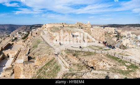 AL-KARAK, JORDANIE - le 20 février 2012 : les touristes en cour supérieure de l'époque médiévale château de Kerak en hiver. Château de Kerak est l'un des plus grands châteaux des Croisés Banque D'Images