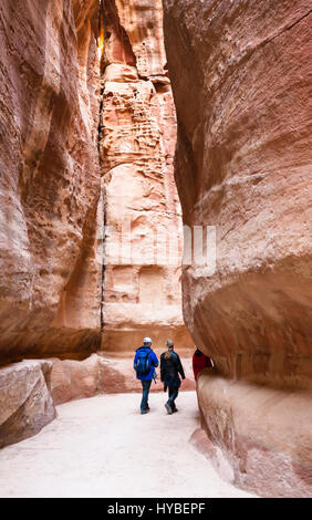 PETRA, JORDANIE - février 21, 2012 : les touristes à pied dans d'étroits Al Siq passage à Petra Ville en hiver. Rock-cut Petra ville a été établie sur 312 en C.-B. Banque D'Images