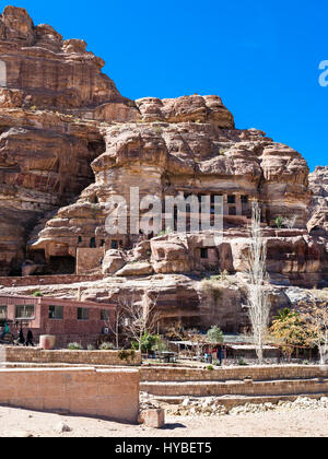 PETRA, JORDANIE - février 21, 2012 : musée dans des grottes de l'ancienne ville de Petra. Rock-cut Petra ville a été établie sur 312 avant J.-C. comme la capitale de la Banque D'Images