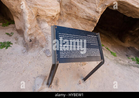 PETRA, JORDANIE - février 22, 2012 : grotte avec biclinium peint en peu de Petra Ville (Siq Al Barid station). Rock-cut a été créé sur la ville de Petra Banque D'Images