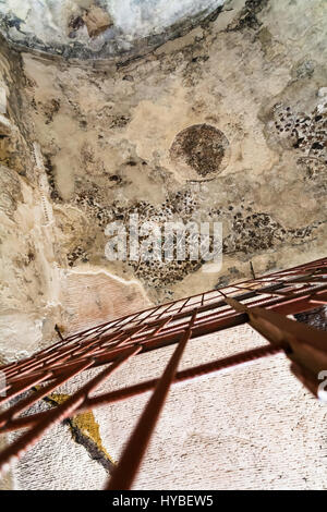 PETRA, JORDANIE - février 22, 2012 : plafond peint en biclinium dans peu de Petra Ville (Siq Al Barid station). Rock-cut a été créé sur la ville de Petra Banque D'Images