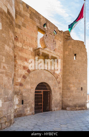 AQABA, JORDANIE - février 23, 2012 : entrace à Aqaba Aqaba forteresse (château, Château Mamluk, fort) et d'un drapeau de la Révolte Arabe. Le port d'Aqaba a été ma Banque D'Images