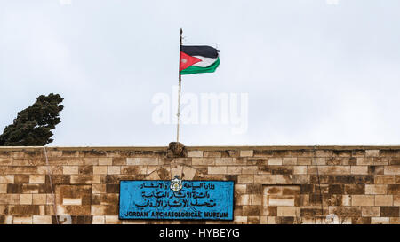 AMMAN, JORDANIE, 18 février 2012 : plus de drapeau Jordanie Musée Archéologique à La Citadelle d'Amman en jour de pluie. Musée a été construit en 1951, il garde des artefacts Banque D'Images